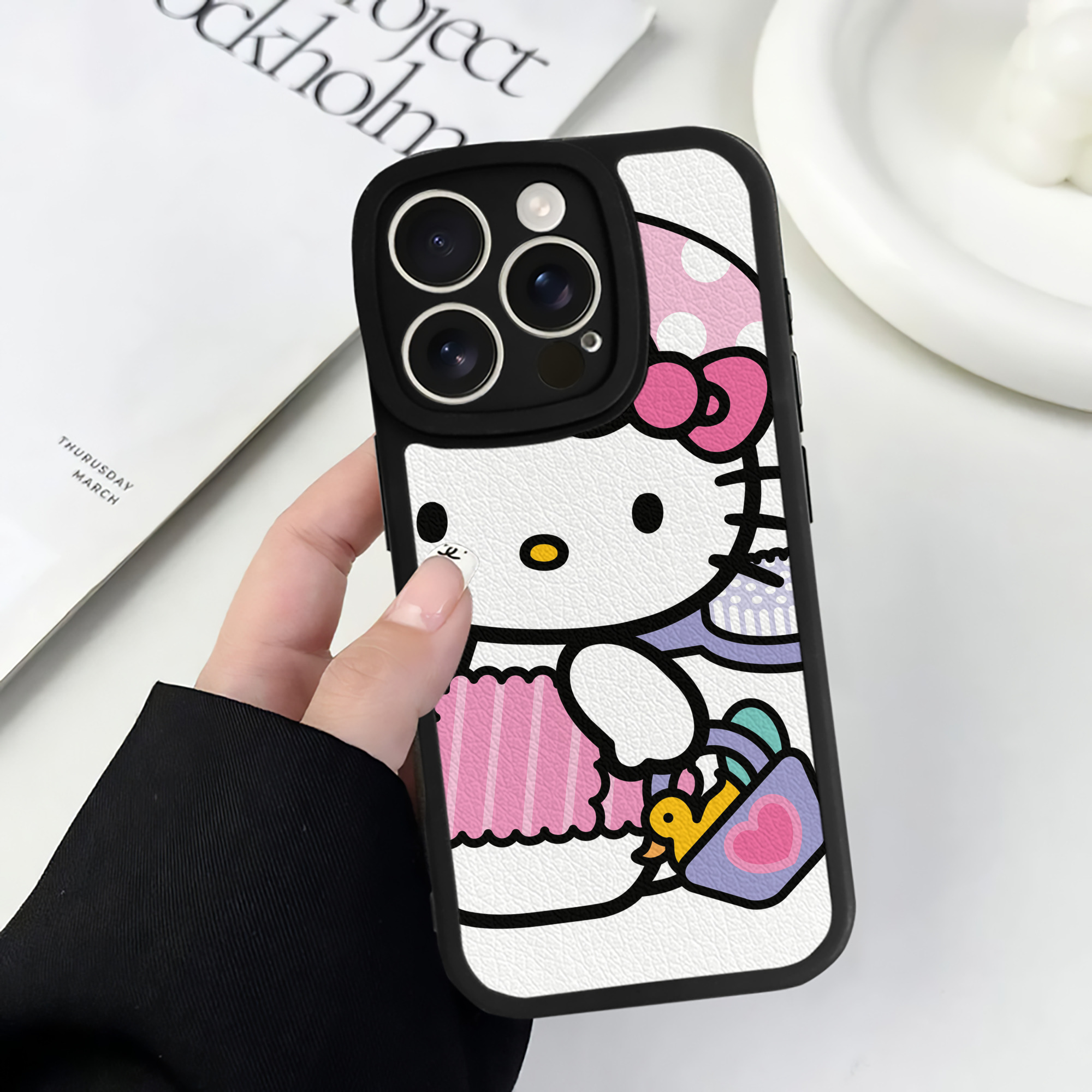 （画像用） Hello Kitty ハローキティ 【iPhone 16シリーズ対応】シリコンスマホケース（レザー調） 材質：シリコン